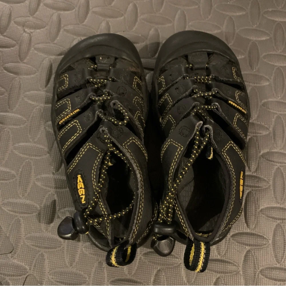 Keen Newport Sandals Watershoes Black Yellow Outdoor Hiking Boys Size 11